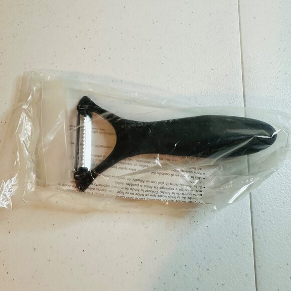 The Pampered Chef Julienne Peeler Black Stainless Steel Blade Kitchen Tool - Picture 1 of 4
